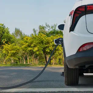 Coche eléctrico cargando